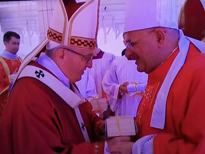 Papa Francesco consegna il Pallio al nostro Arcivescovo