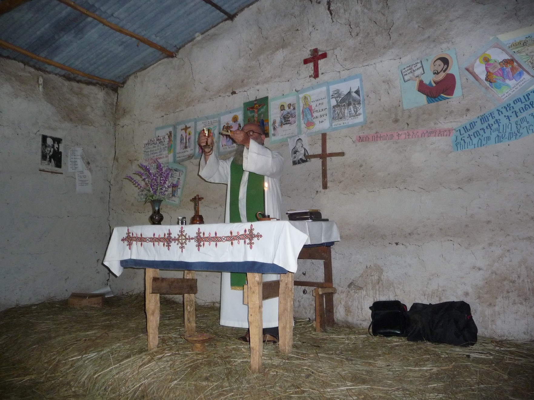 Padre Angelo celebra l’eucarestia in una piccola cappella di fango e paglia a Gode, vicino Kofele