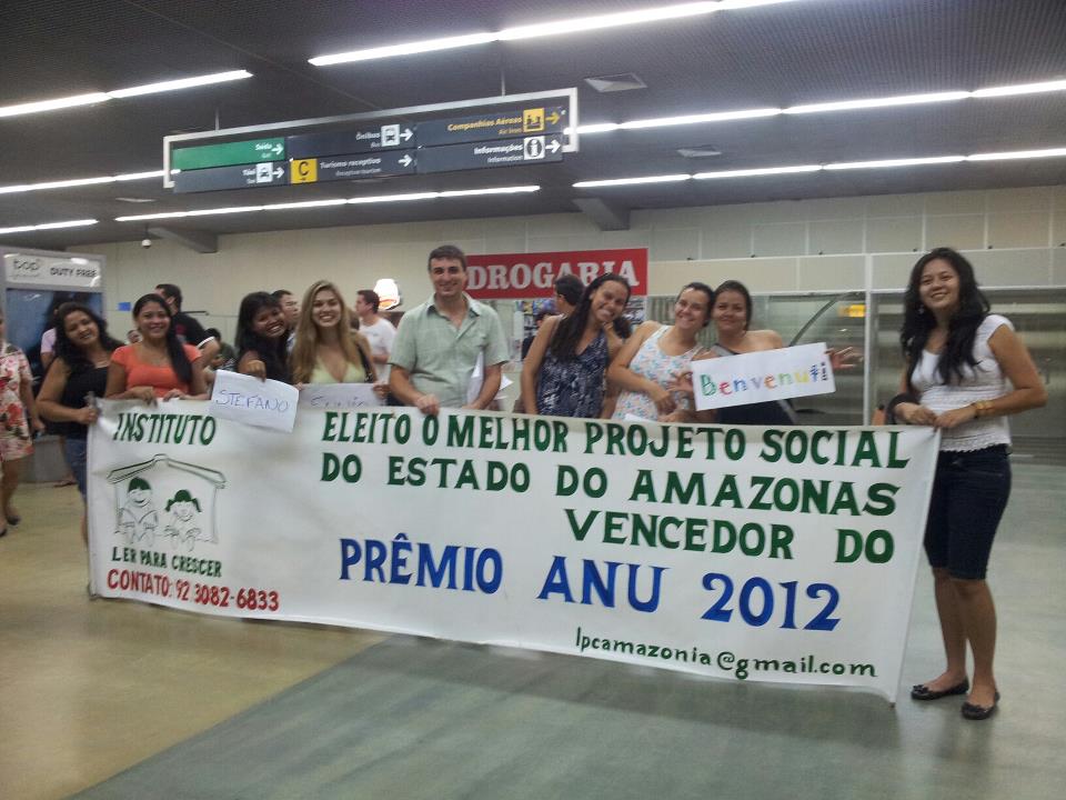 Aspettando gli italiani: gli amici dell’associazione brasiliana Ler para Crescer in attesa degli amici italiani all’aeroporto di Manaus
