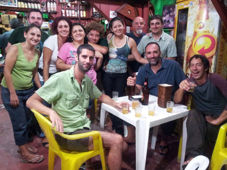 Il gruppo di Manaus: un momento di relax in birreria