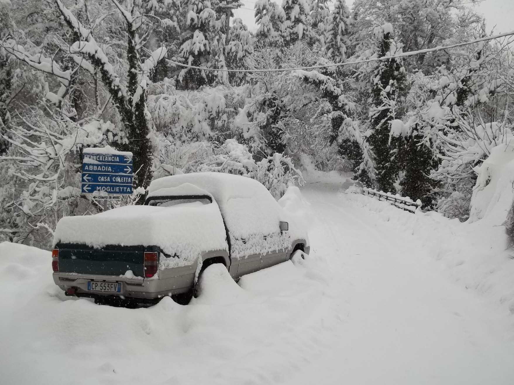 La strada di accesso all'Abbazia dei SS,Vincenzo e Anastasio completamente coperta dalla neve