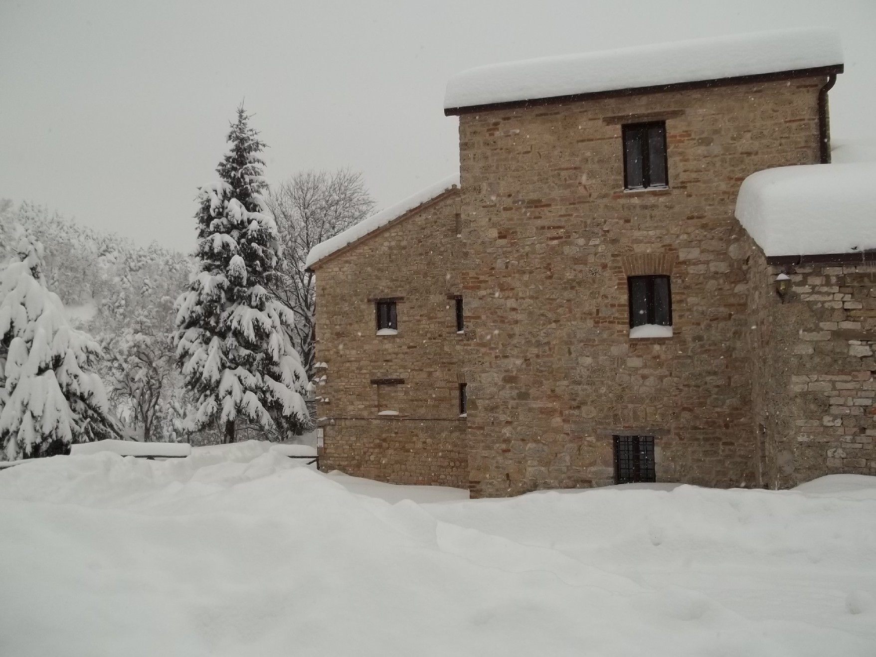 L'Abbazia del SS.Vincenzo e ANastasio - Un Ritiro Mariano alle pendici del Monte Amandola. I Frati Francescani dell'Immacolata parlano del loro particolare carisma