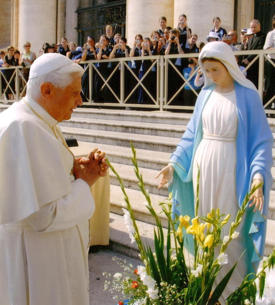 Maria ci insegna a pregare anche per gli altri e non solo nel bisogno