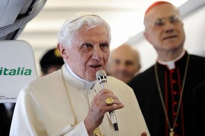 Il Santo Padre incontra i giornalisti durante il volo che lo ha portato a Madrid