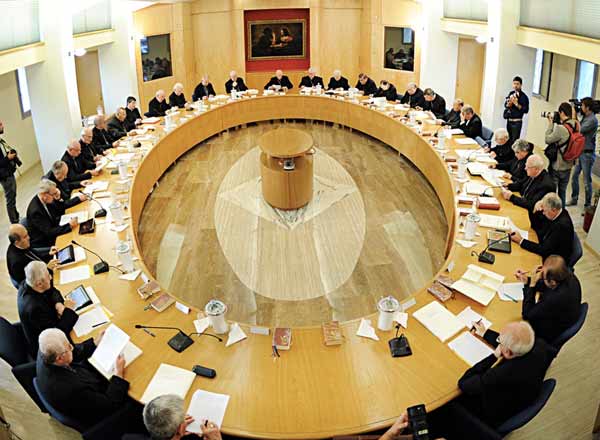 Nel testo del comunicato stampa conclusivo del Consiglio Episcopale Permanente della CEI il rinnovato impegno dei Vescovi italiani a favore della Famiglia