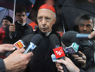 ROMA, domenica, 20 maggio 2012 (ZENIT.org).- Riportiamo di seguito l'omelia tenuta questa mattina nella basilica romana di Santa Maria sopra Minerva dal cardinale Angelo Bagnasco, arcivescovo di Genova e presidente della CEI, in occasione della XLVI Giornata Mondiale delle Comunicazioni Sociali.  ***  Cari Giornalisti e Operatori della Comunicazione sociale,  la solennità dell’Ascensione che oggi abbiamo la gioia di celebrare insieme porta, a compimento la parabola della vita di Gesù, Verbo di Dio incarnato, morto, risorto. Gesù è sottratto allo sguardo dei suoi discepoli, i quali d’ora in poi sono chiamati a vivere nell’attesa del suo ritorno glorioso annunciando il Vangelo ad ogni creatura. Da un lato Cristo viene sottratto ai nostri occhi, dall’altro comincia ad essere annunciato ad ogni creatura. Sembra di cogliere in questa apparente contraddizione una conferma di quanto Benedetto XVI ha proposto alla riflessione comune per l’odierna Giornata Mondiale della Comunicazioni Sociali, il cui tema è: ”Silenzio, Parola: cammino di evangelizzazione”. Il contrasto è solo di superficie giacché il silenzio non è il contrario della Parola, ma ne costituisce l’altro volto, è il grembo fecondo da cui soltanto può sbocciare la Parola. Proprio l’ascolto orante dei brani biblici che sono stati appena proclamati ce ne offre una conferma illuminante e incoraggiante allo stesso tempo.  1. Il brano degli Atti descrive in modo plastico l’ascensione e ci ricorda che in Cristo, l’uomo è entrato in modo inaudito e nuovo nell’intimità di Dio. Indica che il “cielo” non è un luogo sopra di noi, ma è il trovare posto dell’uomo in Dio. Grazie a Gesù che “siede alla destra del Padre” anche noi possiamo stare alla presenza di Dio, nella misura in cui ci avviciniamo ed entriamo nella via del Vangelo. Si comprende allora il senso dell’affermazione rivolta a quegli uomini di Galilea: “perché state a guardare il cielo? Questo Gesù, che di mezzo a voi è stato assunto in cielo, verrà allo stesso modo in cui l’avete visto andare in cielo”. Gesù non cessa di essere presente in mezzo a noi, anzi, per mezzo di noi, vuole essere ancor più presente nella storia. Di qui il dovere della missione, della testimonianza, della predicazione. Non ci è consentito di attardarci ad ipotizzare il futuro o ad attendere inoperosi o peggio distratti. Ci è chiesto piuttosto di prolungare la sua presenza visibile attraverso l’esperienza viva della Chiesa. Nel periodo che intercorre tra la resurrezione ed il ritorno del Signore alla fine dei tempi, l’evangelizzazione è la forma che rende possibile l’esperienza della salvezza che cambia l’esistenza dell’ uomo. Si tratta di un dovere, ma ancor più di un bisogno dell’anima che non può trattenere la gioia solo per sé ma desidera condividerla con il mondo. Ciò esige che ciascun discepolo senta rivolta anzitutto a sé la domanda radicale sulla fede e intensifichi personalmente la sua ricerca del Volto santo di Dio. Diversamente, non si avranno degli annunciatori, ma solo dei propagandisti che non suscitano interesse alcuno.  2. L’evangelizzazione è una forma di comunicazione dove si impara ad ascoltare prima ancora che a parlare e dove si tratta di trovare sempre un nuovo “equilibrio tra silenzio, parola, immagini, suoni”, come suggerisce Benedetto XVI nel suo Messaggio. Anche nella comunicazione sociale che costituisce l’oggetto del vostro lavoro, è necessario rinvenire un tale ‘ecosistema’. Il silenzio è infatti condizione dell'ascolto di sé, della contemplazione, del discernimento, senza dei quali non esiste libertà vera, ma si resta risucchiati dall'ambiente e quasi anestetizzati dalle sue sollecitazioni caotiche. Soprattutto oggi il flusso informativo sempre più incalzante rischia di disorientare e di creare una sorta di saturazione del giudizio critico che è come sopraffatto dalla mole di dati in nostro possesso. Il problema non è l’informazione, ma la capacità di rielaborare un senso e dunque di cogliere una direzione di marcia rispetto a quello che sta accadendo: per questo si richiede un esercizio continuo di vigilanza e di critica che non abdichi alla nostra libertà e sappia farsi carico della complessità del reale. A ciò si aggiunga un altro elemento che è la capacità del silenzio di rendere corposa la parola che utilizziamo. Immaginiamo i ritmi obbligati e incalzanti del vostro lavoro, che certamente non favoriscono tempi prolungati di silenzio e di meditazione, ma restano comunque un’esigenza e sono certo un desiderio per ciascuno di voi. Senza, sappiamo tutti quanto sia più difficile mantenere la barra diritta del nostro agire senza cedere alla dittatura delle opinioni. La capacità di esercitare un sano discernimento, la libertà interiore rispetto ai condizionamenti esterni, nonché l’amore alla verità rispettosa di tutti, nell’orizzonte deontologico che vi specifica, sono fra le qualità più necessarie per una comunicazione che sia un vero servizio alla crescita della comunità e dell’anima di un popolo.  Mentre Vi ringrazio di cuore per l’impegno che mettete ogni giorno nel Vostro delicata e decisiva attività di comunicazione, prego con Voi il Signore perché “illumini gli occhi del vostro cuore per farvi comprendere a quale speranza vi ha chiamati, quale tesoro di gloria racchiude la sua eredità fra i santi e qual è la straordinaria grandezza della sua potenza verso di noi che crediamo…” (Efesini, 1, 18-19).