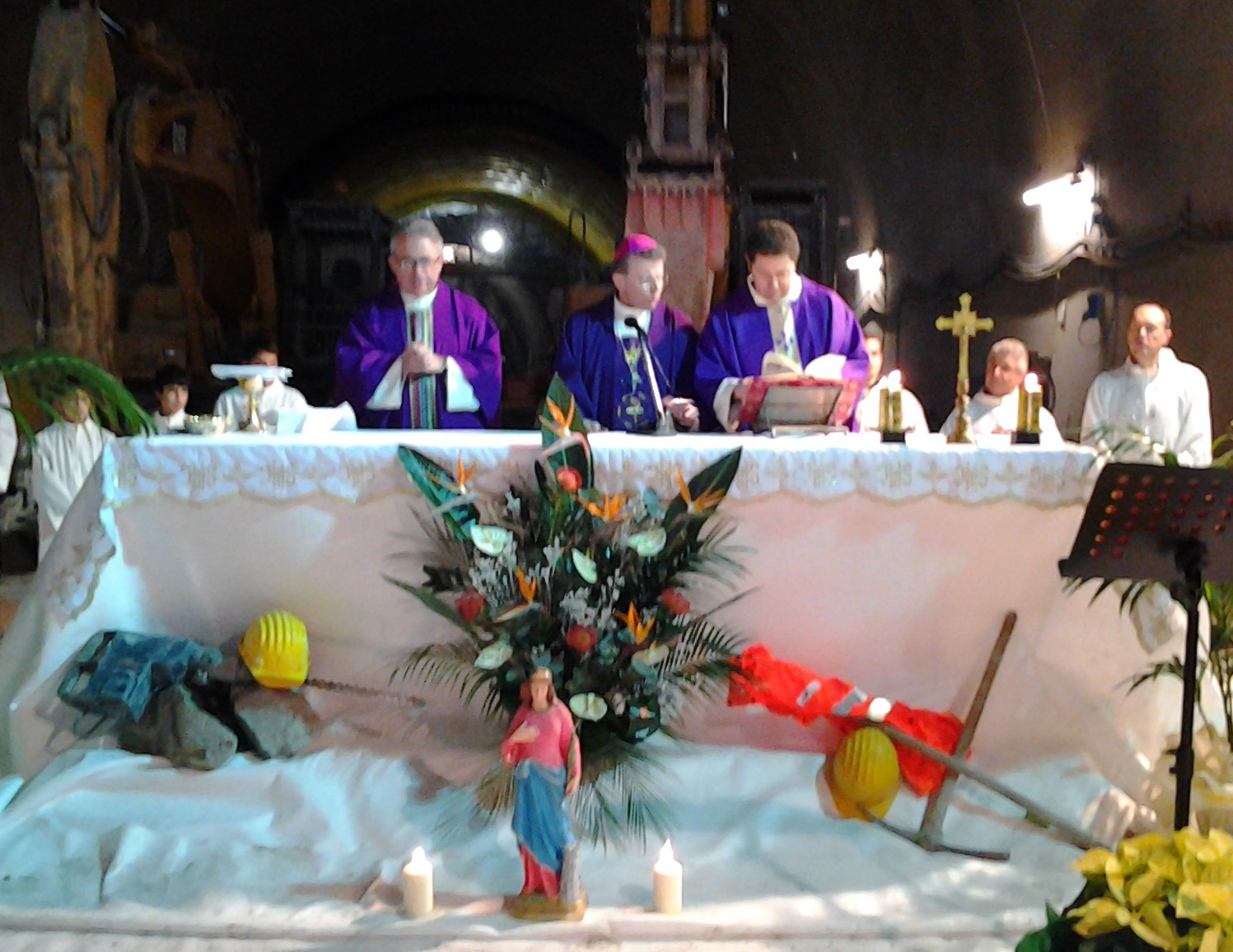 Il Vescovo Trasarti Domenica 4 Dicembre ha celebrato una Messa con gli operai Il Vescovo Trasarti Domenica 4 Dicembre ha celebrato una Messa con gli operai