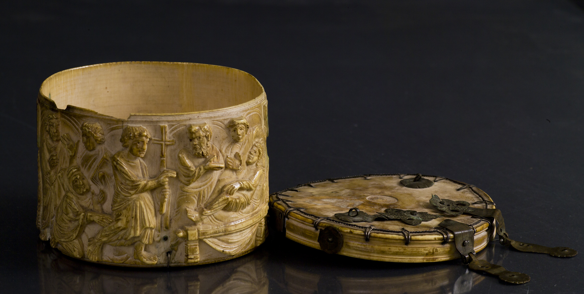 Pisside eburnea (VI secolo - Museo Diocesano di Pesaro)