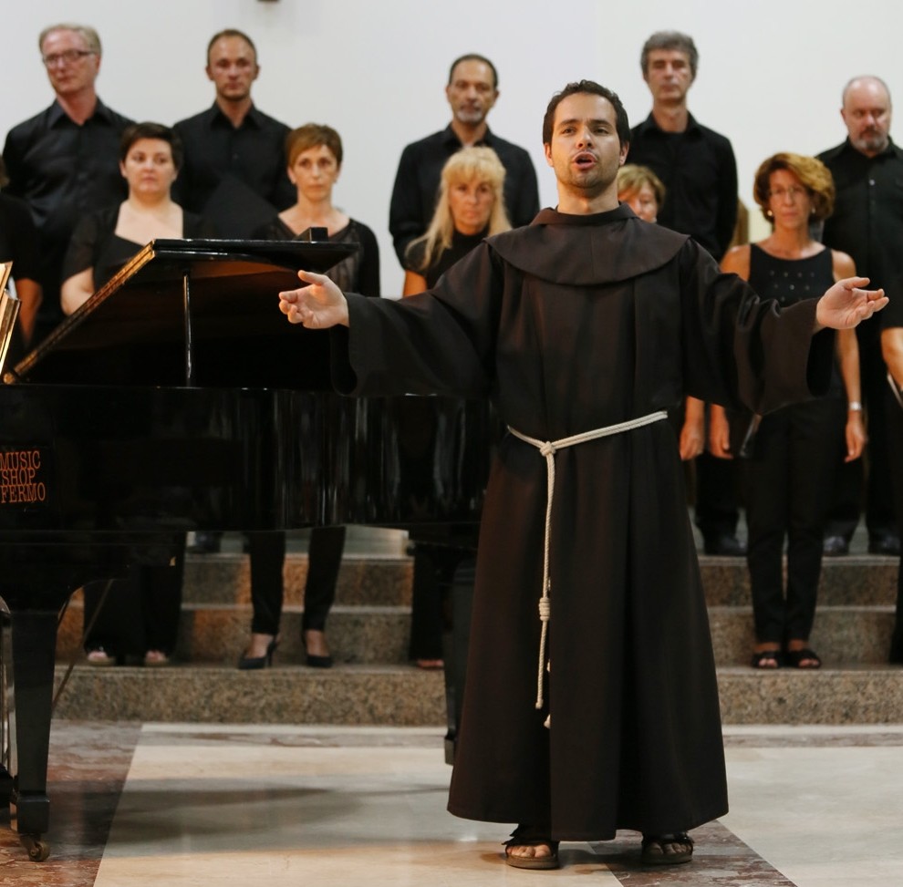 Una bella serata di musica e solidarietà, a Civitanova, con frate Alessandro Brustenghi