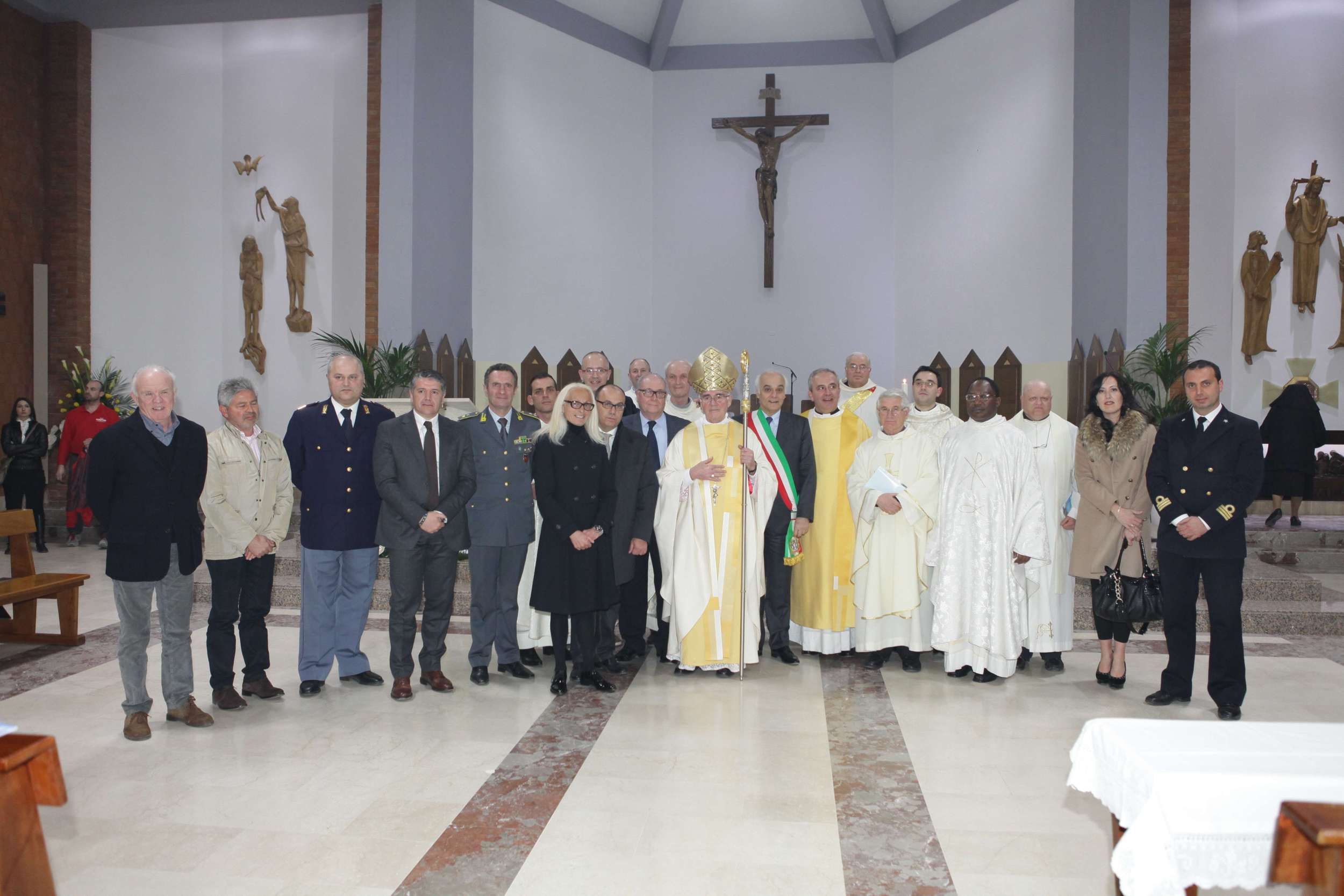 L'Arcivescovo con i sacerdoti e le autorità