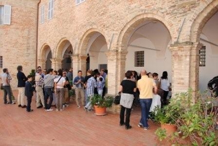 Un momento di dialogo comunitario nel chiostro