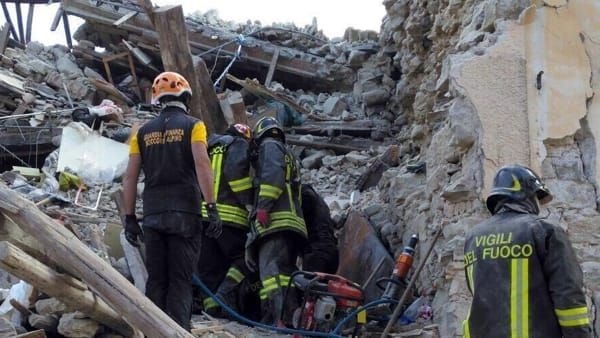 Terremoto: la vicinanza e l'impegno della CEI e della Caritas