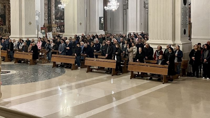 Il Santo Rosario per Papa Francesco e l'apertura del registro di condoglianze