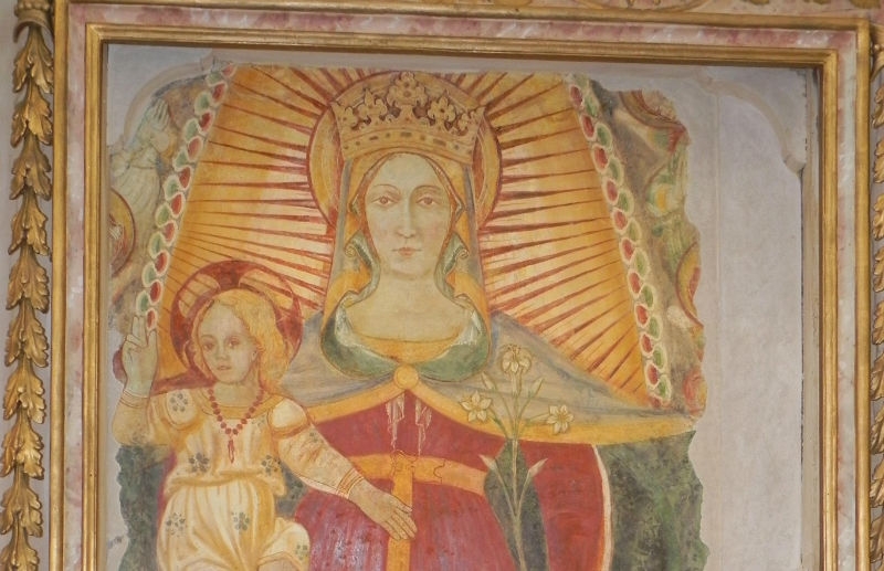 A Petriolo restaurato l'affresco della Madonna della Misericordia