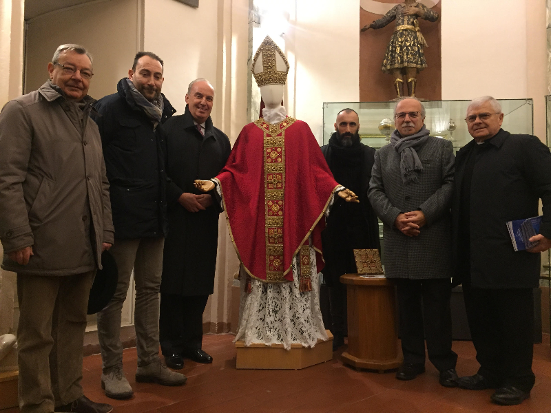 Inaugurata a Sant’Elpidio a Mare la mostra  dei paramenti sacri dei due papi viventi