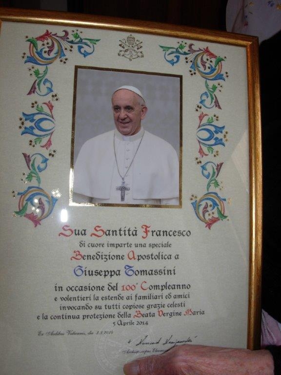 La pergamena con la benedizione di Papa Francesco per Giuseppa Tomassini